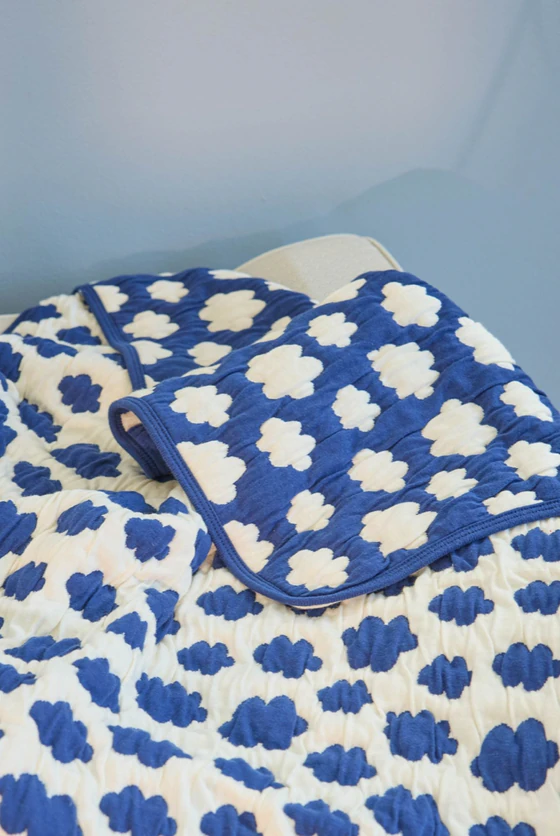 Kinder-Steppdecke Rice by Rice Wolkenmuster Baumwolle Creme Blau