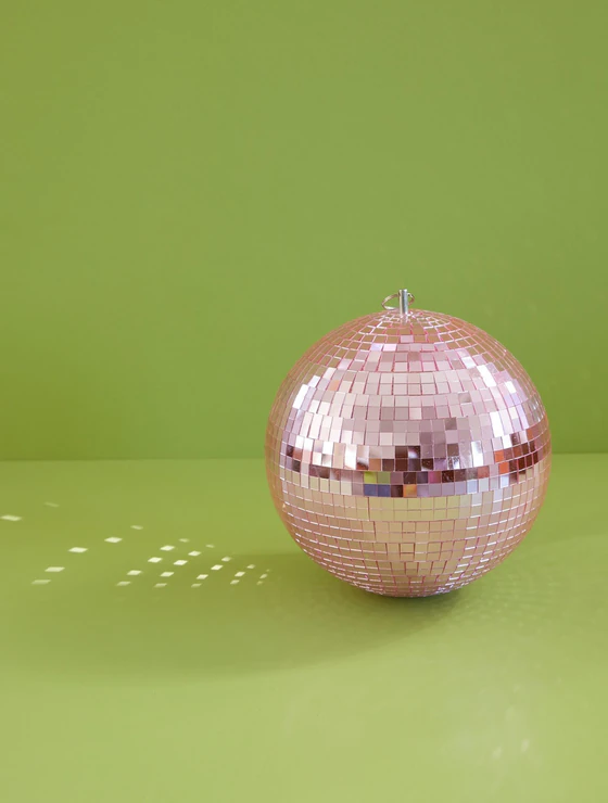 Dekorativer Disco-Ball Soft Pink Large – Rice by Rice Spiegel-Effekt